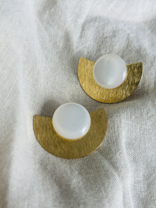 Qira -oorbellen- witte knop/goud