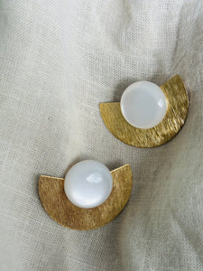 Qira -oorbellen- witte knop/goud